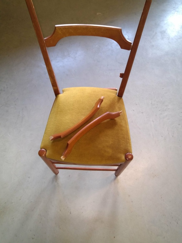 Chaise cassée