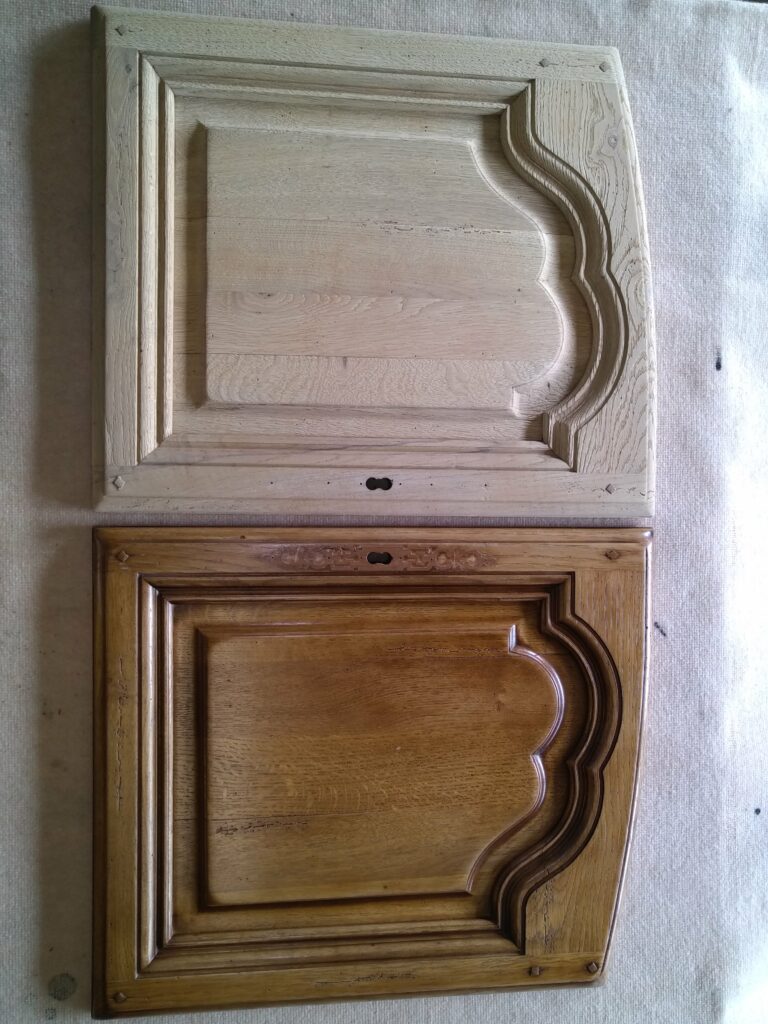 Porte de meuble en chêne avant et après aérogommage. Peinture bois, meuble, boiseries, objet en bois 