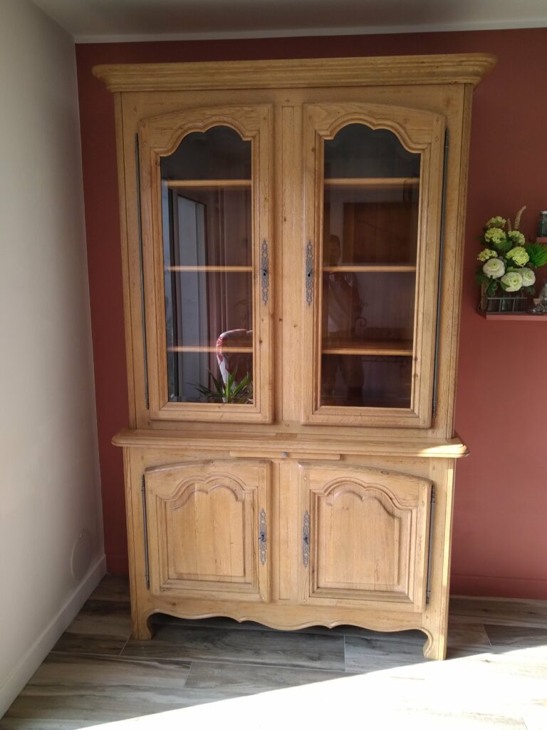 Buffet en chêne foncé éclairci, aspect chêne naturel.  Peinture bois, meuble, boiseries, objet en bois