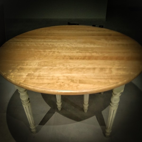 Table en merisier foncé, décapé, plateau aspect naturel, pied repeint avec peinture à jexer et vernis.