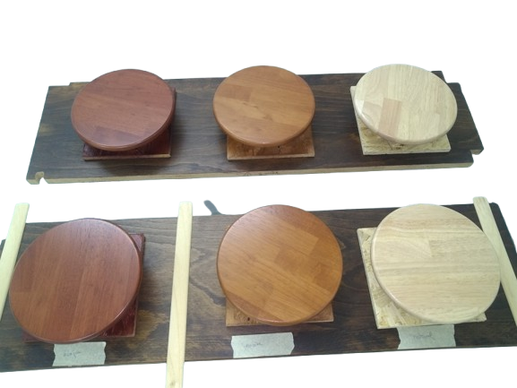 Teinte bois et vernis sur objet en bois.