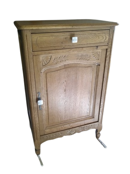 Ancien meuble confiturier, décapé, aérogommé, finition huile durcissante.
