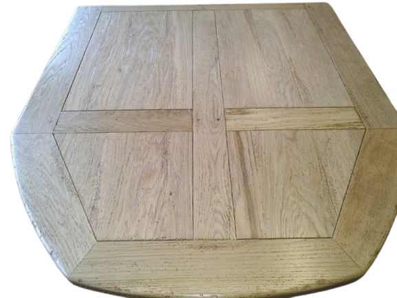 Table en chêne massif à éclaircir.