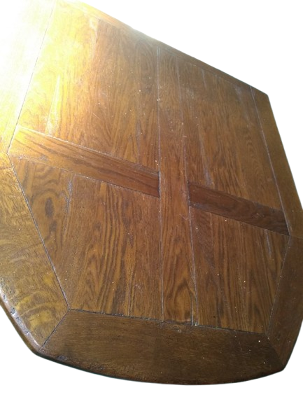 Table chêne massif foncé à éclaircir.